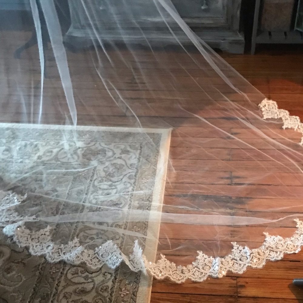 NEW Beautiful bottom lace cathedral wedding veil - Picture 2 of 5